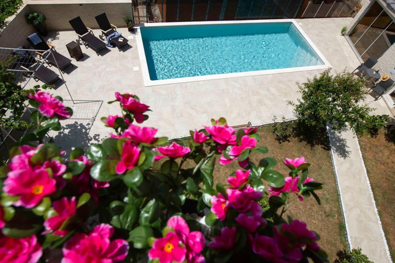 Apartment Mery Pula Exterior photo